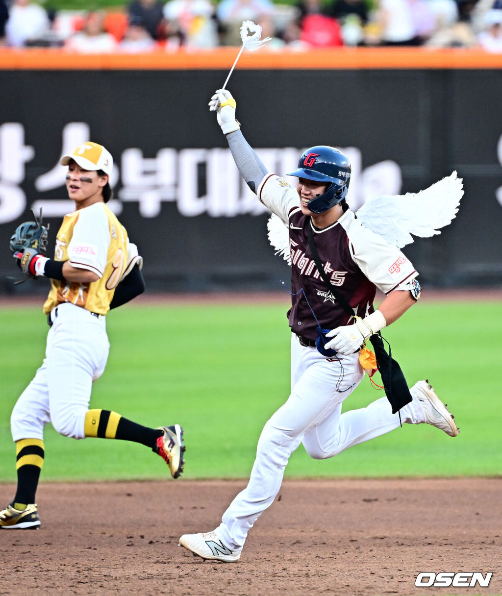 12일 오후 대전 한화생명볼파크에서 2025 신한 SOL뱅크 KBO 올스타전이 열렸다.13년 만에 대전에서 열리는 KBO 올스타전은 드림 올스타와 나눔올스타 대표로 나선 총 30명의 선수가 치열한 승부를 펼친다.3회 롯데 전민재가 구자욱의 적시타에 홈으로 향하고 있다. 2025.07.12 / jpnews@osen.co.kr