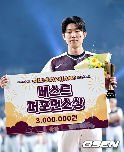 [OSEN=대전, 최규한 기자] 12일 오후 대전 한화생명볼파크에서 ‘2025 신한 SOL Bank KBO리그’ 올스타전이 열렸다.KBO 올스타전 경기는 드림 올스타와 나눔올스타 대표로 나선 총 30명의 선수가 치열한 승부를 펼친다.베스트 퍼포먼스상을 수상한 롯데 전민재가 포즈를 취하고 있다. 2025.07.12 / dreamer@osen.co.kr