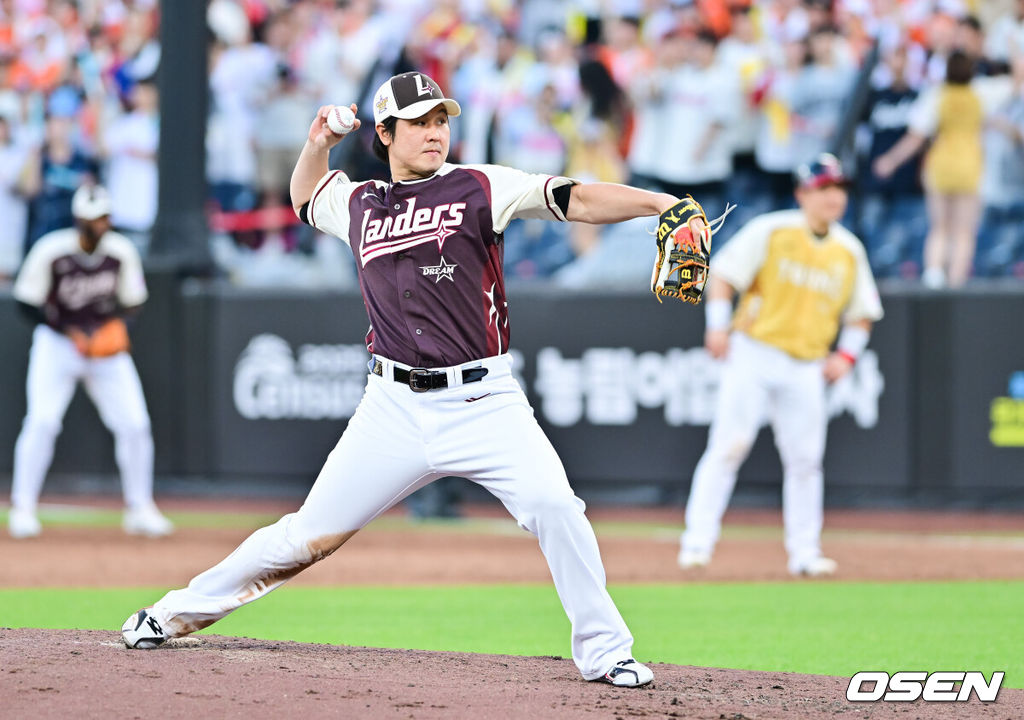 12일 오후 대전 한화생명볼파크에서 2025 신한 SOL뱅크 KBO 올스타전이 열렸다.13년 만에 대전에서 열리는 KBO 올스타전은 드림 올스타와 나눔올스타 대표로 나선 총 30명의 선수가 치열한 승부를 펼친다.2회말 최정이 공을 던지고 있다. 2025.07.12 / soul1014@osen.co.kr