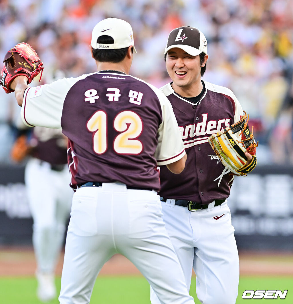 12일 오후 대전 한화생명볼파크에서 2025 신한 SOL뱅크 KBO 올스타전이 열렸다.13년 만에 대전에서 열리는 KBO 올스타전은 드림 올스타와 나눔올스타 대표로 나선 총 30명의 선수가 치열한 승부를 펼친다.2회말 최정이 나눔팀의 공격을 막은뒤 우규민과 미소 짓고 있다. 2025.07.12 / soul1014@osen.co.kr