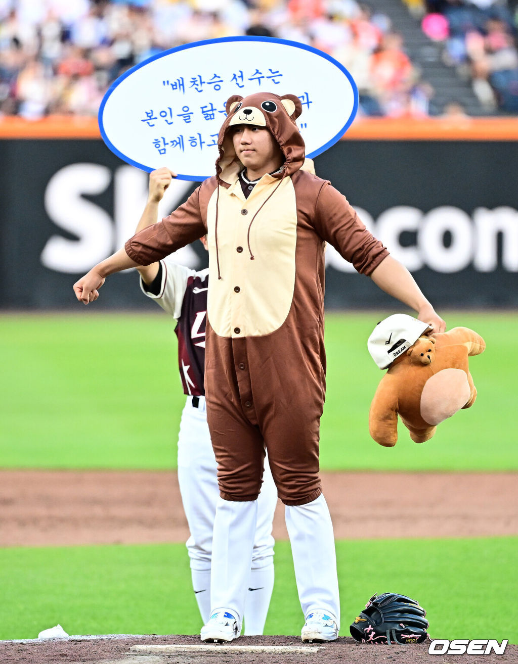 12일 오후 대전 한화생명볼파크에서 2025 신한 SOL뱅크 KBO 올스타전이 열렸다.13년 만에 대전에서 열리는 KBO 올스타전은 드림 올스타와 나눔올스타 대표로 나선 총 30명의 선수가 치열한 승부를 펼친다.4회 삼성 배찬승이 마운드에 올라 퍼포먼스를 선보이고 있다. 2025.07.12 / jpnews@osen.co.kr