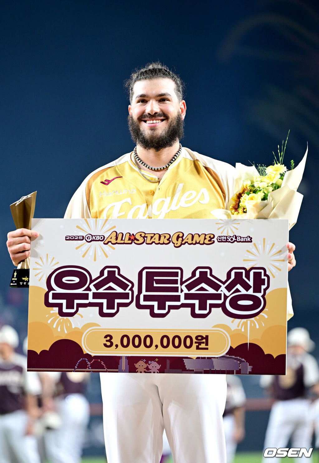 12일 오후 대전 한화생명볼파크에서 ‘2025 신한 SOL Bank KBO리그’ 올스타전이 열렸다.KBO 올스타전 경기는 드림 올스타와 나눔올스타 대표로 나선 총 30명의 선수가 치열한 승부를 펼친다.우수 투수상을 수상한 한화 코디 폰세가 포즈를 취하고 있다. 2025.07.12 / dreamer@osen.co.kr