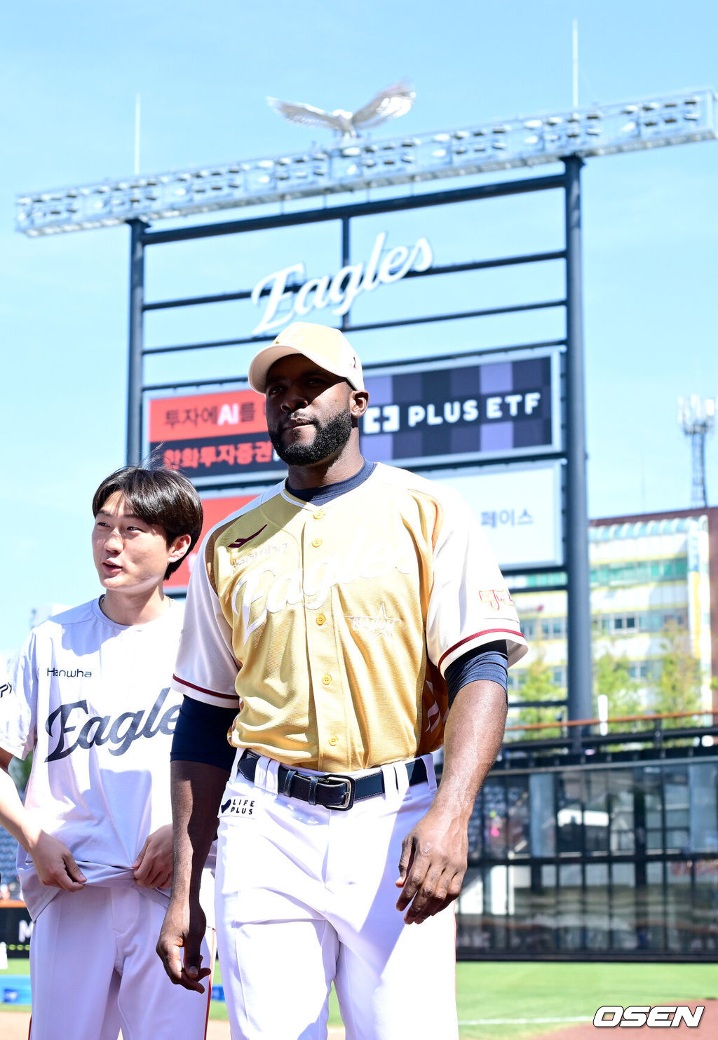 12일 오후 대전 한화생명볼파크에서 ‘2025 신한 SOL Bank KBO리그’ 올스타전이 열렸다.KBO 올스타전 경기는 드림 올스타와 나눔올스타 대표로 나선 총 30명의 선수가 치열한 승부를 펼친다.한화 에스테반 플로리얼이 팬사인회를 마친 뒤 그라운드를 나서고 있다. 2025.07.12 / dreamer@osen.co.kr