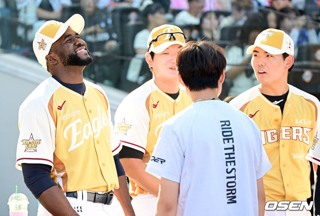 12일 오후 대전 한화생명볼파크에서 ‘2025 신한 SOL Bank KBO리그’ 올스타전이 열렸다.KBO 올스타전 경기는 드림 올스타와 나눔올스타 대표로 나선 총 30명의 선수가 치열한 승부를 펼친다.경기를 앞두고 한화 플로리얼, 김서현, KIA 성영탁이 대화를 나누고 있다. 2025.07.12 / dreamer@osen.co.kr