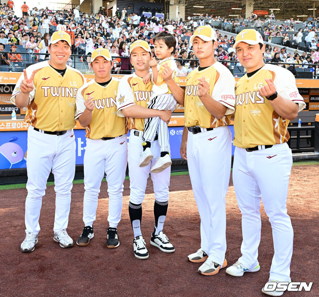 12일 오후 대전 한화생명볼파크에서 ‘2025 신한 SOL Bank KBO리그’ 올스타전이 열렸다.KBO 올스타전 경기는 드림 올스타와 나눔올스타 대표로 나선 총 30명의 선수가 치열한 승부를 펼친다.LG 김현수, 박명근, 박해민, 김영우, 박동원(왼쪽부터)가 포즈를 취하고 있다. 2025.07.12 / dreamer@osen.co.kr