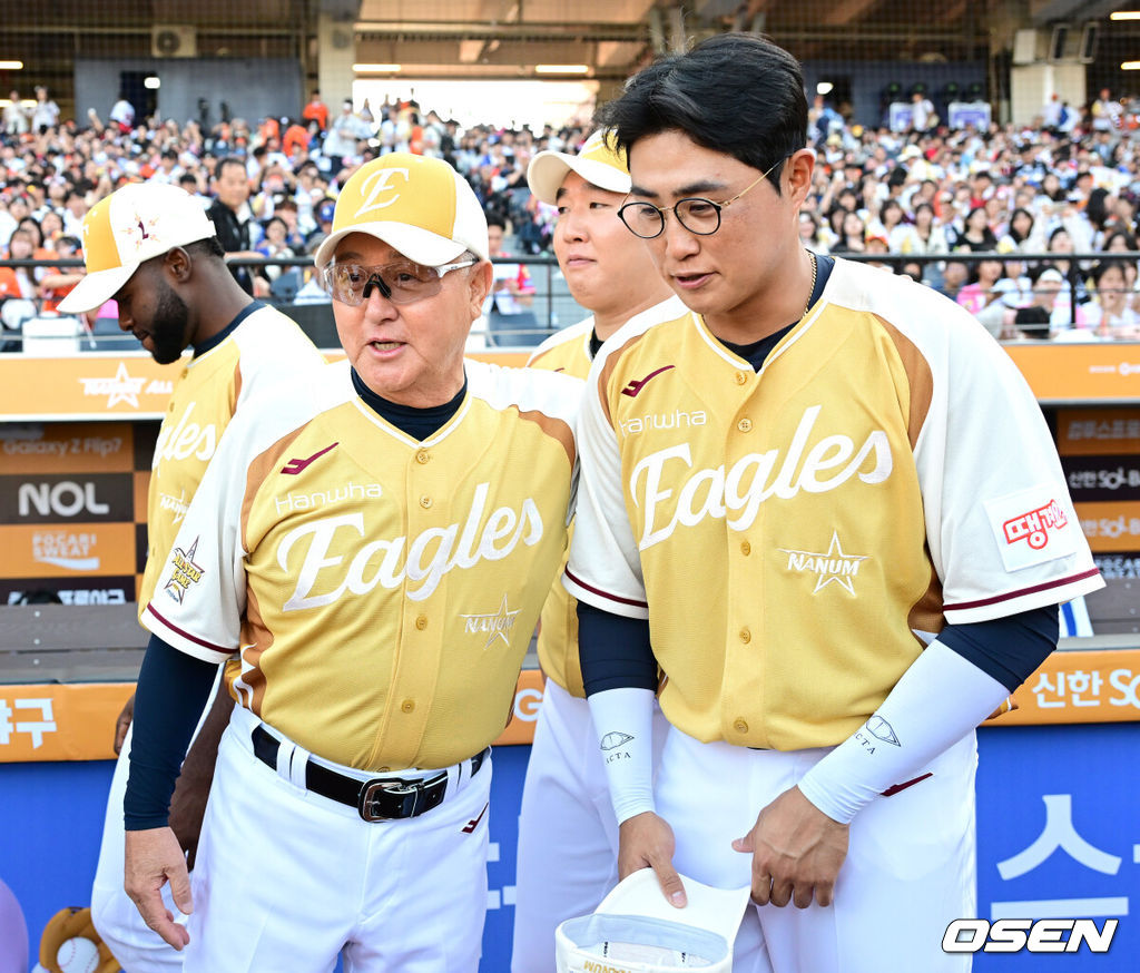 12일 오후 대전 한화생명볼파크에서 ‘2025 신한 SOL Bank KBO리그’ 올스타전이 열렸다.KBO 올스타전 경기는 드림 올스타와 나눔올스타 대표로 나선 총 30명의 선수가 치열한 승부를 펼친다.경기를 앞두고 한화 김경문 감독이 채은성과 인사를 나누고 있다. 2025.07.12 / dreamer@osen.co.kr
