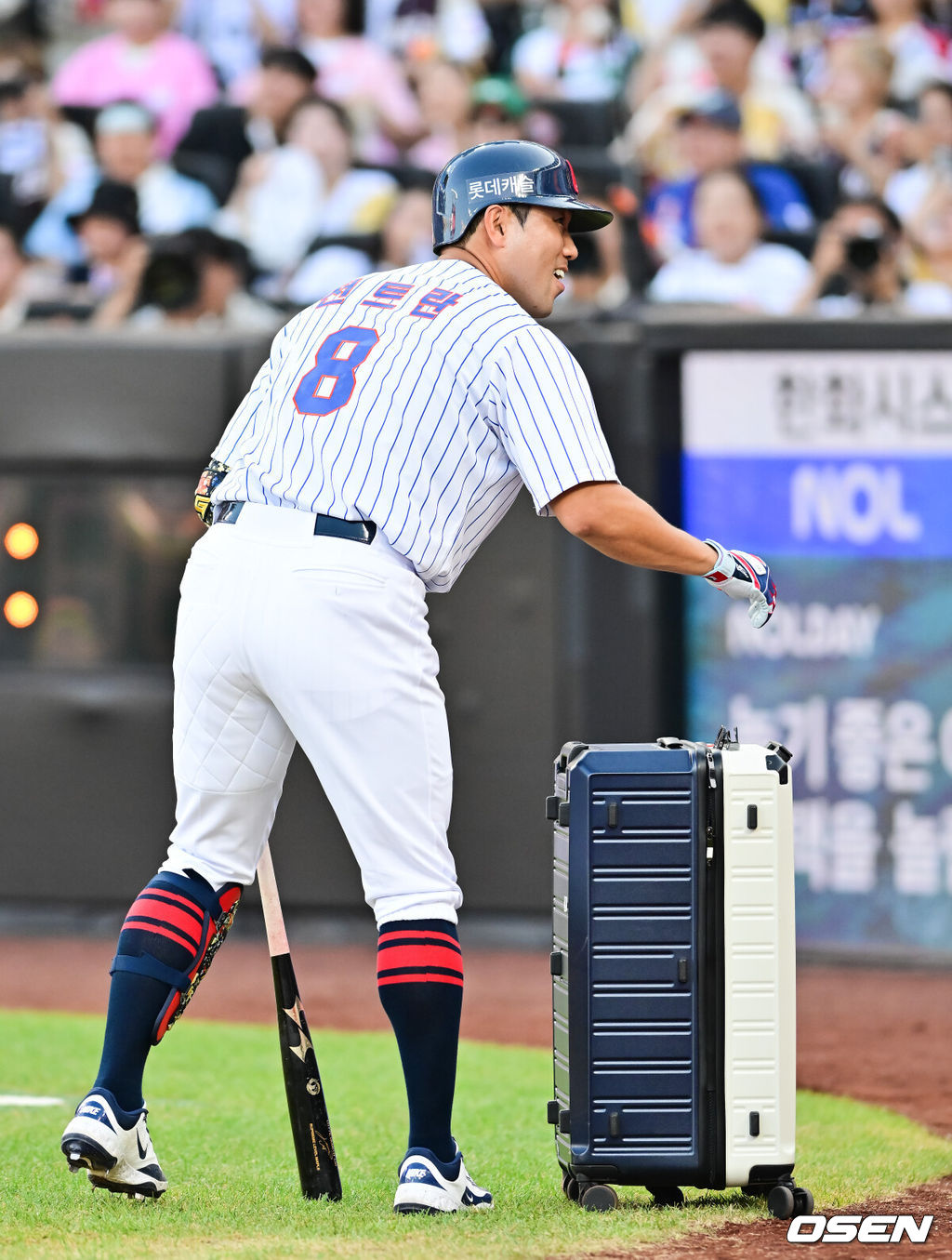 12일 오후 대전 한화생명볼파크에서 2025 신한 SOL뱅크 KBO 올스타전이 열렸다.13년 만에 대전에서 열리는 KBO 올스타전은 드림 올스타와 나눔올스타 대표로 나선 총 30명의 선수가 치열한 승부를 펼친다.1회초 롯데 전준우가 전트란 이름이 적힌 유니폼을 입고 입장하고 있다.  2025.07.12 / soul1014@osen.co.kr