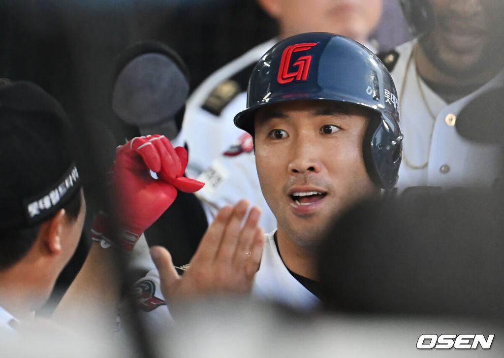 2일 부산 사직야구장에서 2025 신한 SOL 뱅크 KBO 리그 롯데 자이언츠와 LG 트윈스의 경기가 열렸다. 홈팀 롯데는 감보아가, 방문팀 LG는 임찬규가 선발 출전했다.롯데 자이언츠 전준우가 4회말 1사 1루 좌중월 2점 홈런을 치고 하이파이브를 하고 있다. 2025.07.02 / foto0307@osen.co.kr