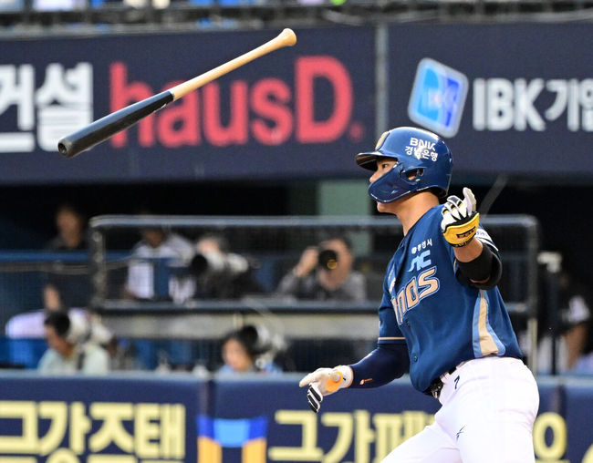 [OSEN=잠실, 지형준 기자] 19일 오후 서울 잠실구장에서 ‘2025 신한 SOL Bank KBO리그’ LG 트윈스와 NC 다이노스의 경기가 열렸다.LG는 최채흥, NC는 신민재를 선발로 내세웠다4회초 무사에서 NC 김주원이 좌전 안타를 날리고 있다. 2025.06.19 /jpnews@osen.co.kr