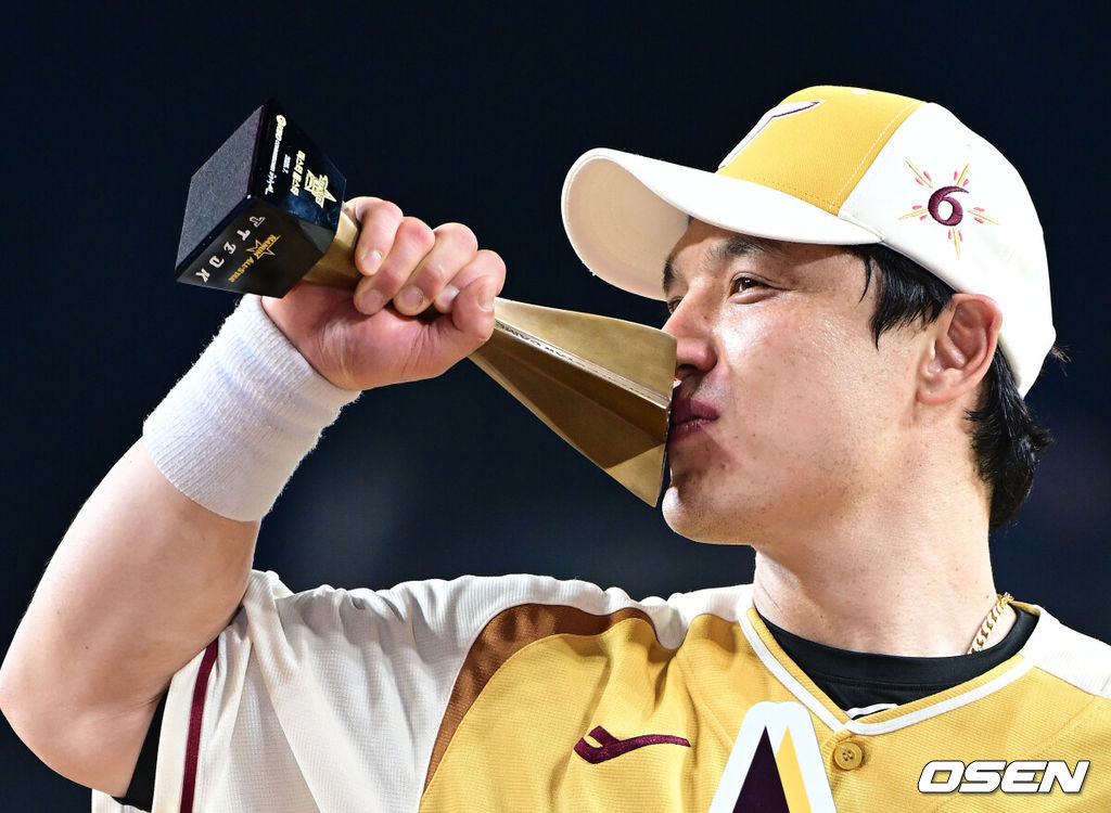 12일 오후 대전 한화생명볼파크에서 ‘2025 신한 SOL Bank KBO리그’ 올스타전이 열렸다.KBO 올스타전 경기는 드림 올스타와 나눔올스타 대표로 나선 총 30명의 선수가 치열한 승부를 펼친다.미스터 올스타를 거머쥔 LG 박동원이 트로피에 키스하고 있다. 2025.07.12 / dreamer@osen.co.kr