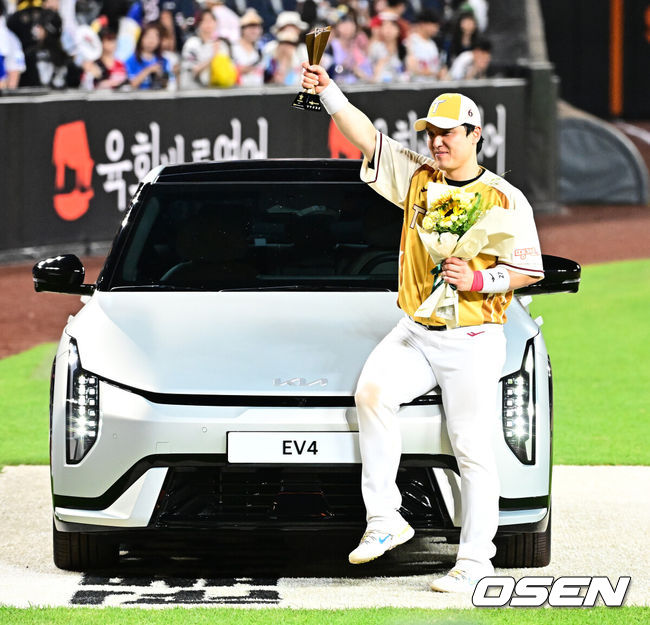 [OSEN=대전, 지형준 기자] ‘채이 아빠’ 박동원이 홈런 포함 3안타 3타점을 폭발한 나눔 올스타가 4년 연속 프로야구 올스타전에서 드림 올스타를 눌렀다. 이범호 감독이 이끈 나눔 올스타(KIA·LG·한화·NC·키움)는 12일 대전 한화생명볼파크에서 열린 2025 신한 SOL Bank KBO 올스타전에서 드림 올스타(삼성·두산·KT·SSG·롯데)에 8-6으로 승리했다. 미스터 올스타에 선정된 LG 박동원이 부상으로 받은 자동차 앞에서 포즈를 취하고 있다. 2025.07.12 / jpnews@osen.co.kr