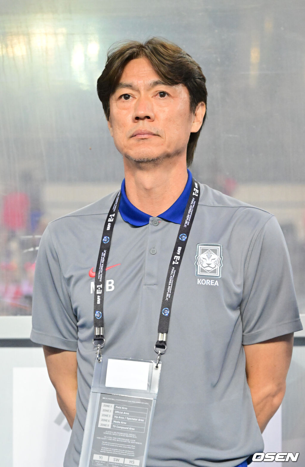 11일 오후 용인 미르스타디움에서 2025 동아시아축구연맹(EAFF) E-1 챔피언십(동아시안컵) 한국과 홍콩의 경기가 진행됐다.지난 7일 중국과의 1차전에서 3-0 완승을 거둔 한국은 2연승을 통해 통산 6번째 우승 가능성을 키우겠다는 목표를 세웠다.경기를 앞서 홍명보 감독이 그라운드를 바라보고 있다. 2025.07.11 / soul1014@osen.co.kr