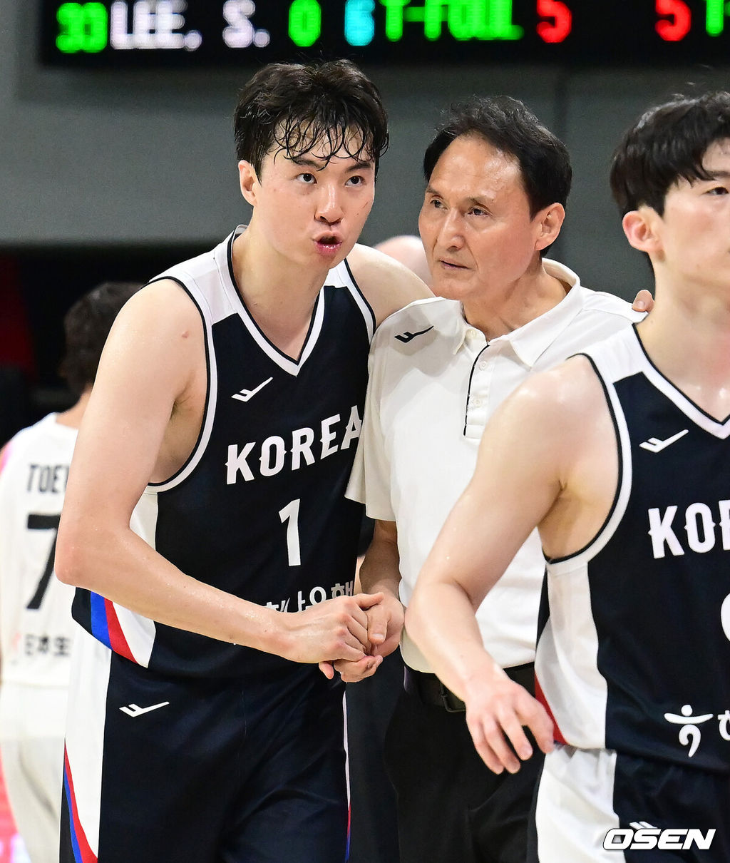 13일 오후 안양 정관장아레나에서 ‘하나은행 2025 남자농구 국가대표 평가전’ 대한민국과 일본의 두 번째 평가전이 열렸다. 대한민국은 지난 11일 열린 일본과의 첫 번째 평가전에서 91-77로 승리를 거뒀다. 2쿼터 작전타임 대한민국 이현중, 안준호 감독이 이야기를 나누고 있다. 2025.07.13 / ksl0919@osen.co.kr
