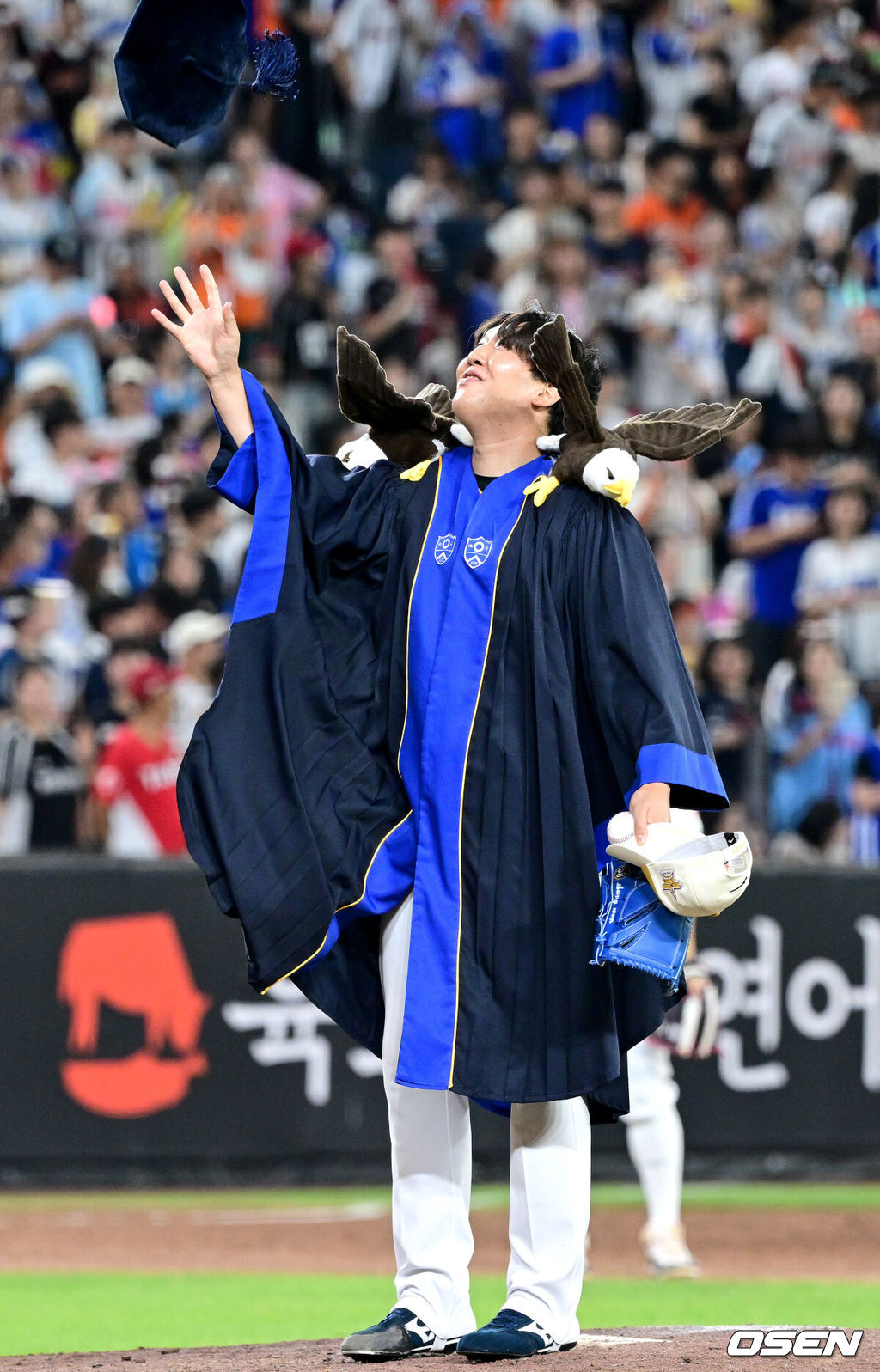 12일 오후 대전 한화생명볼파크에서 ‘2025 신한 SOL Bank KBO리그’ 올스타전이 열렸다. 8회초 1사 주자없는 상황 마운드에 오른 한화 박상원이 졸업식 퍼포먼스를 펼치고 있다. 2025.07.12 / dreamer@osen.co.kr