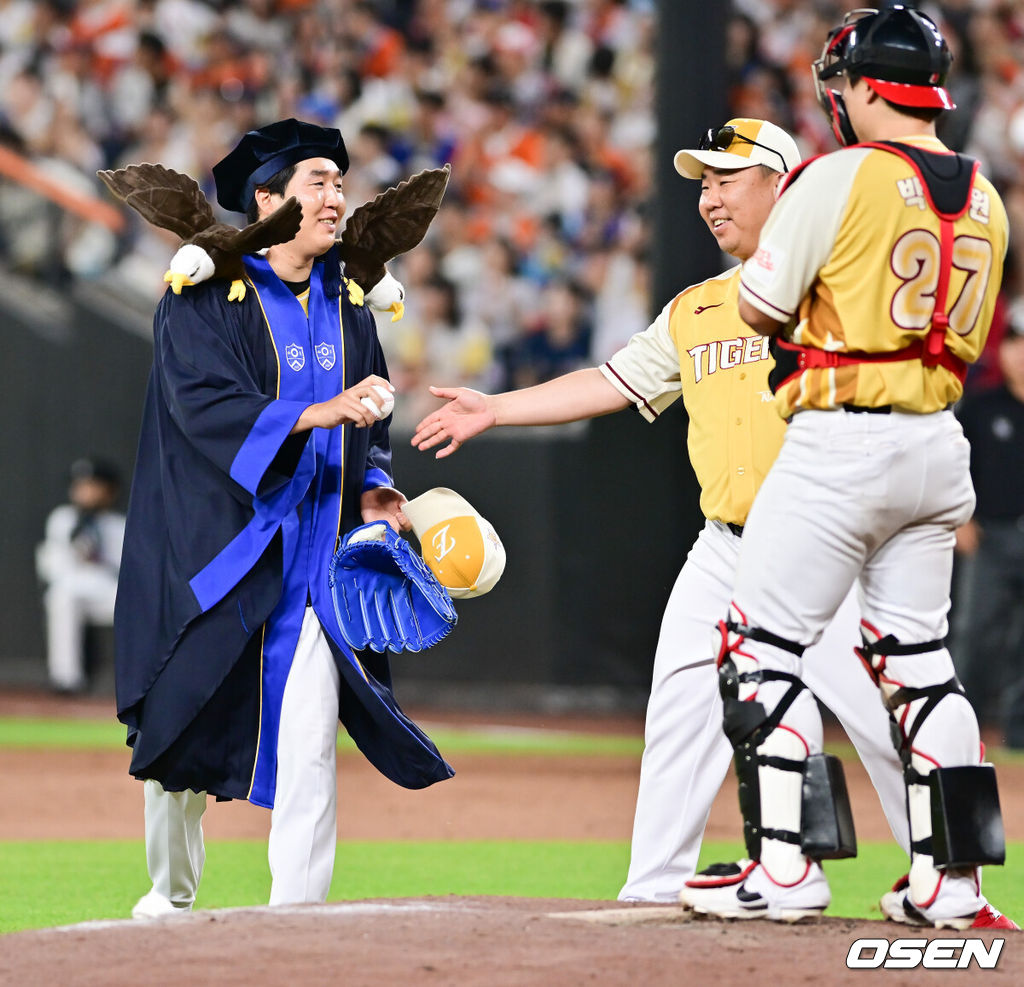 12일 오후 대전 한화생명볼파크에서 2025 신한 SOL뱅크 KBO 올스타전이 열렸다. 8회초 박상원(왼쪽)이 마운드에 오르며 이범호 감독(가운데)에게 공을 받고 있다. 포수는 박동원. 2025.07.12 / soul1014@osen.co.kr