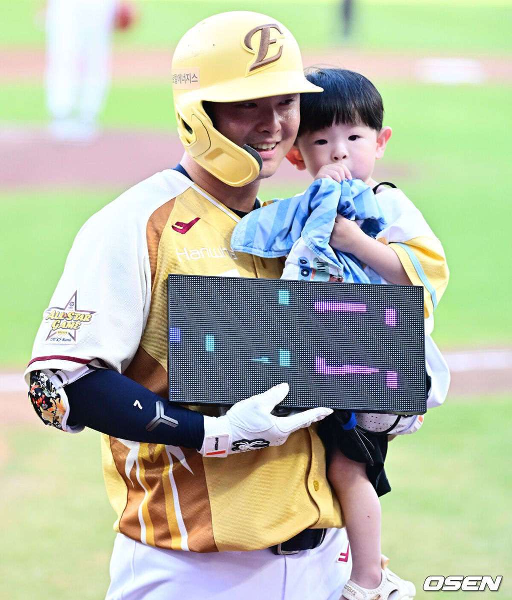 12일 오후 대전 한화생명볼파크에서 2025 신한 SOL뱅크 KBO 올스타전이 열렸다. 2회 한화 이도윤이 타석에 들어서며 퍼포먼스를 선보이고 있다. 2025.07.12 / jpnews@osen.co.kr