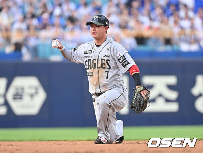 [OSEN=대구, 이석우 기자] 한화 2루수 이도윤이 1회말 2사 만루 삼성 양도근의 잘 맞은 타구를 잡아 아웃시키고 있다. 2025.06.25 / foto0307@osen.co.kr
