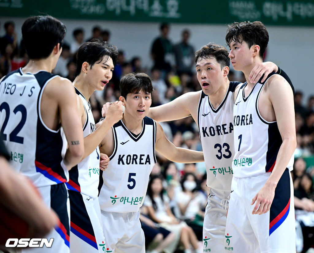 11일 오후 경기도 안양 정관장 아레나에서 ‘2025 남자농구 국가대표 평가전’ 대한민국과 일본의 경기가 열렸다.한국 남자농구 대표팀은 오는 8월 사우디아라비아 제다에서 열리는 '2025 FIBA 아시아컵'을 앞두고 오는 20일까지 일본, 카타르와 평가전을 갖는다.2쿼터, 한국 이승현을 비롯한 선수들이 코트에서 대화를 나누고 있다. 2025.07.11 / dreamer@osen.co.kr