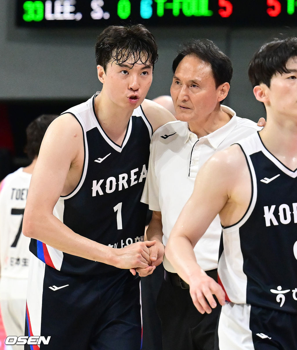 13일 오후 안양 정관장아레나에서 ‘하나은행 2025 남자농구 국가대표 평가전’ 대한민국과 일본의 두 번째 평가전이 열렸다. 대한민국은 지난 11일 열린 일본과의 첫 번째 평가전에서 91-77로 승리를 거뒀다. 2쿼터 작전타임 대한민국 이현중, 안준호 감독이 이야기를 나누고 있다. 2025.07.13 / ksl0919@osen.co.kr