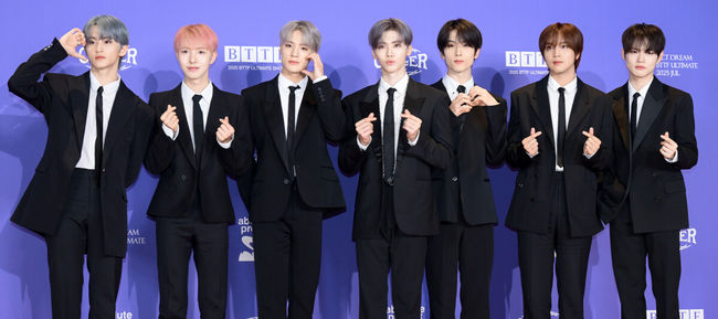 [OSEN=조은정 기자]그룹 NCT DREAM(엔시티 드림, 이하 NCT 드림)의 정규 5집 ‘Go Back To The Future’(고 백 투 더 퓨처) 발매 기념 제작 발표회가 14일 서울 송파구 롯데시네마 월드타워에서 열렸다.이번 앨범은 가장 빛나는 ‘나’를 찾기 위해 시간 여행을 떠난 호기심 많은 괴짜 NCT DREAM이 과거와 현재, 미래를 넘나드는 여정을 스펙터클하게 그려낸 작품이다. 더블 타이틀곡 ‘BTTF’(비티티에프 / 백 투 더 퓨처)와 ‘CHILLER’를 포함한 총 9곡이 수록돼 있다.NCT드림이 포즈를 취하고 있다. 2025.07.14/cej@osen.co.kr