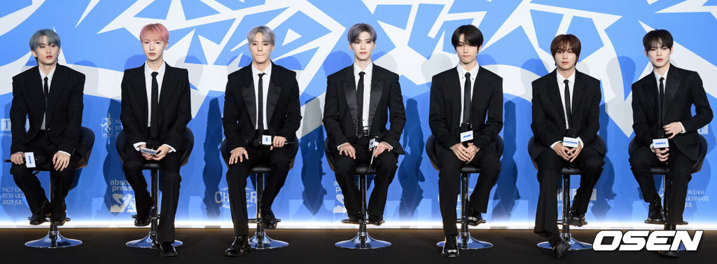 그룹 NCT DREAM(엔시티 드림, 이하 NCT 드림)의 정규 5집 ‘Go Back To The Future’(고 백 투 더 퓨처) 발매 기념 제작 발표회가 14일 서울 송파구 롯데시네마 월드타워에서 열렸다.이번 앨범은 가장 빛나는 ‘나’를 찾기 위해 시간 여행을 떠난 호기심 많은 괴짜 NCT DREAM이 과거와 현재, 미래를 넘나드는 여정을 스펙터클하게 그려낸 작품이다. 더블 타이틀곡 ‘BTTF’(비티티에프 / 백 투 더 퓨처)와 ‘CHILLER’를 포함한 총 9곡이 수록돼 있다.NCT 드림이 질의응답 시간을 갖고 있다. 2025.07.14/cej@osen.co.kr