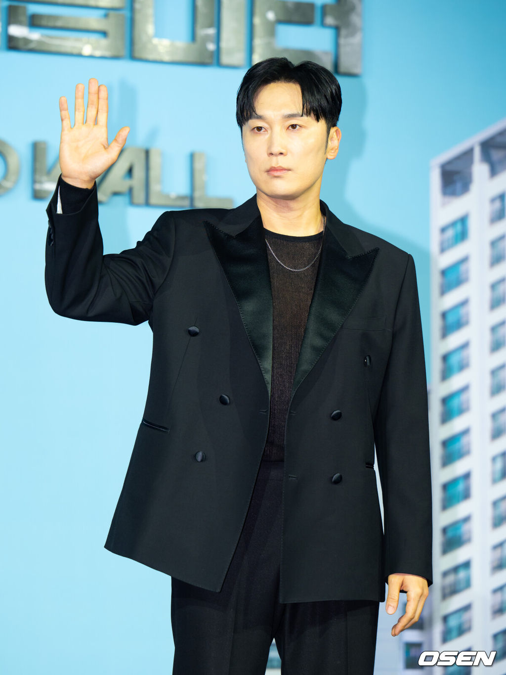 14일 오전 서울 중구 앰배서더 풀만 호텔에서 넥플릭스 영화 ‘84제곱미터’ 제작보고회가 열렸다. 영화‘ 84제곱미터 ’는 84㎡ 아파트로 내 집 마련에 성공한 영끌족 우성(강하늘)이 정체를 알 수 없는 층간 소음에 시달리며 벌어지는 예측불허 스릴러 장르다. 배우 서현우가 포토타임을 갖고 있다. 2025.07.14 / ksl0919@osen.co.kr