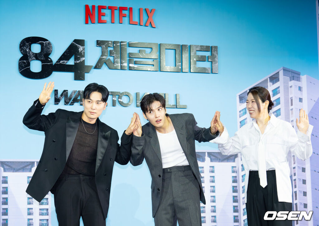 14일 오전 서울 중구 앰배서더 풀만 호텔에서 넥플릭스 영화 ‘84제곱미터’ 제작보고회가 열렸다. 영화‘ 84제곱미터 ’는 84㎡ 아파트로 내 집 마련에 성공한 영끌족 우성(강하늘)이 정체를 알 수 없는 층간 소음에 시달리며 벌어지는 예측불허 스릴러 장르다. 배우 배우 서현우, 강하늘, 엄혜란이 포토타임을 갖고 있다. 2025.07.14 / ksl0919@osen.co.kr