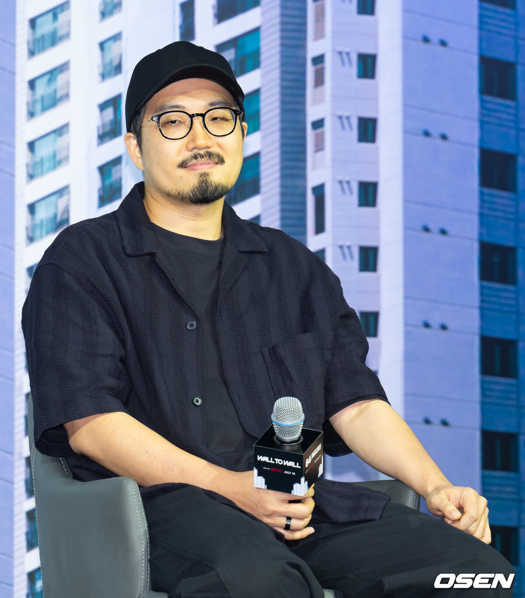14일 오전 서울 중구 앰배서더 풀만 호텔에서 넥플릭스 영화 ‘84제곱미터’ 제작보고회가 열렸다. 영화‘ 84제곱미터 ’는 84㎡ 아파트로 내 집 마련에 성공한 영끌족 우성(강하늘)이 정체를 알 수 없는 층간 소음에 시달리며 벌어지는 예측불허 스릴러 장르다. 김태준 감독이 생각에 잠겨 있다. 2025.07.14 / ksl0919@osen.co.kr