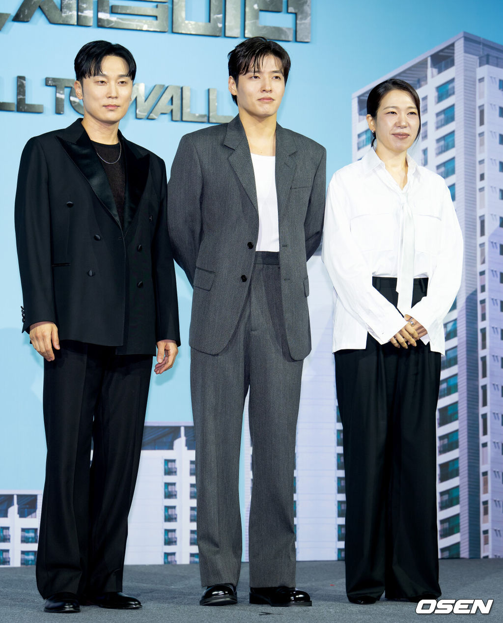 14일 오전 서울 중구 앰배서더 풀만 호텔에서 넥플릭스 영화 ‘84제곱미터’ 제작보고회가 열렸다. 영화‘ 84제곱미터 ’는 84㎡ 아파트로 내 집 마련에 성공한 영끌족 우성(강하늘)이 정체를 알 수 없는 층간 소음에 시달리며 벌어지는 예측불허 스릴러 장르다. 배우 서현우, 강하늘, 염혜란이 포토타임을 갖고 있다. 2025.07.14 / ksl0919@osen.co.kr