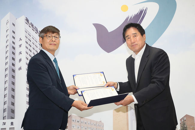 우석대 와 전북특별자치도교육청 미래교육연구원이 AI 교육협력 강화를 위한 업무협약을 체결했다. / 우석대