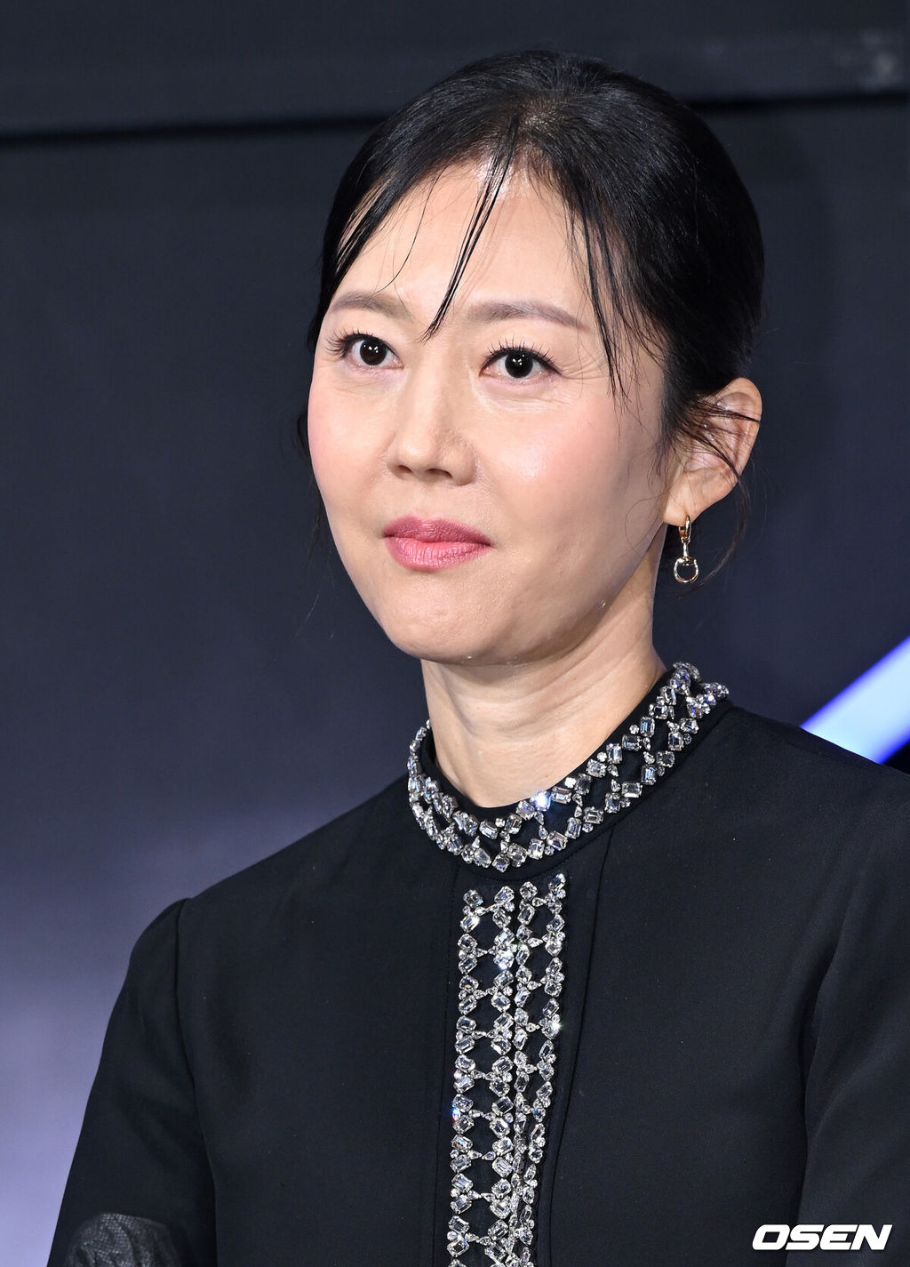 5일 서울 중구 앰배서더 서울 풀만 호텔에서 넷플릭스 영화 '크로스' 제작보고회에가 열렸다.'크로스'는 현직 형사인 아내 미선(염정아 분)에게 과거를 숨긴 채 베테랑 주부로 살아가는 전직 정보사 요원 강무(황정민 분)가 거대한 사건에 함께 휘말리면서 벌어지는 이야기를 그린 오락 액션 영화이다.배우 염정아가 취재진의 질문을 듣고 있다. 2024.08.05 /sunday@osen.co.kr