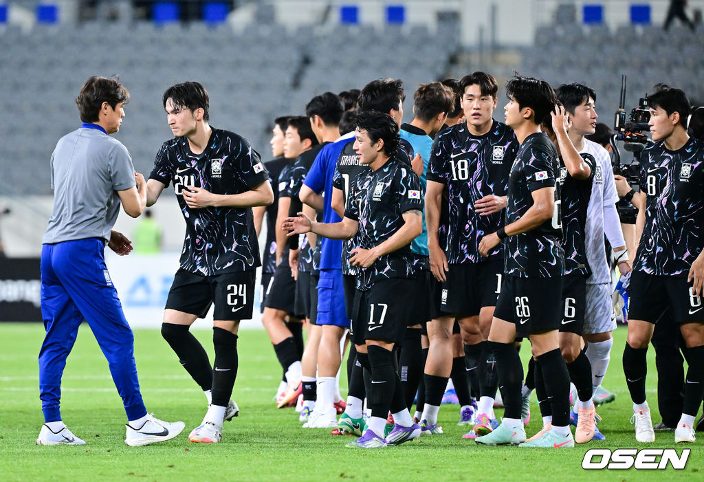 올 시즌 'K리그 간판' 강상윤(전북), 이호재(포항)가 나란히 A매치 데뷔골을 터트렸다. 한국을 승리로 이끌었다.홍명보 감독이 이끄는 한국 축구대표팀은 11일 오후 8시 용인 미르스타디움에서 홍콩과 2025 동아시아축구연맹(EAFF) E-1 챔피언십(동아시안컵) 2차전을 치러 2-0으로 승리했다.경기종료 후 홍명보 감독이 선수들의 독려하고 있다. 2025.07.11 / soul1014@osen.co.kr
