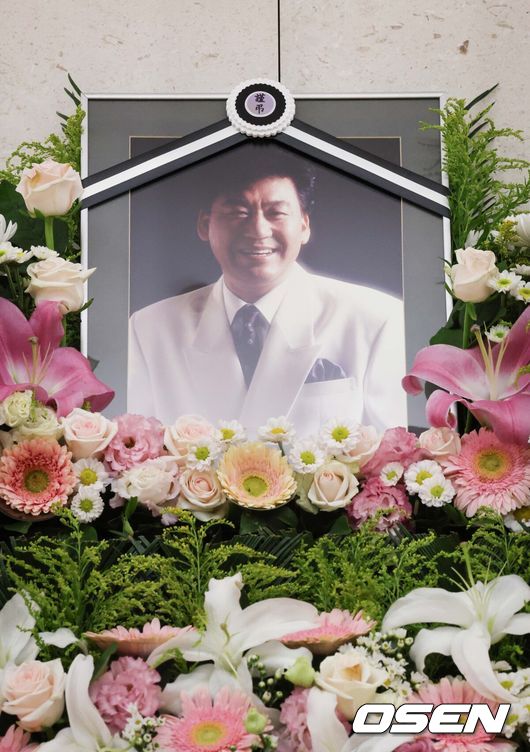 [OSEN=사진팀]故 현철(본명 강상수)의 빈소가 17일 서울 송파구 서울아산병원 장례식장 1호실에 마련됐다.현철은 지난 15일 밤 서울 광진구 혜민병원에서 숨을 거뒀다. 그는 경추 디스크 수술을 받은 후 신경 손상 등으로 요양 생활을 한 것으로 알려졌다. 향년 82세.  현철 측에 따르면 고인의 장례는 첫 대한민국가수장으로 치러질 예정이다. 18일 오전 7시 30분 영결식 후 발인식이 엄수된다. 2024.07.17 /photo@osen.co.kr