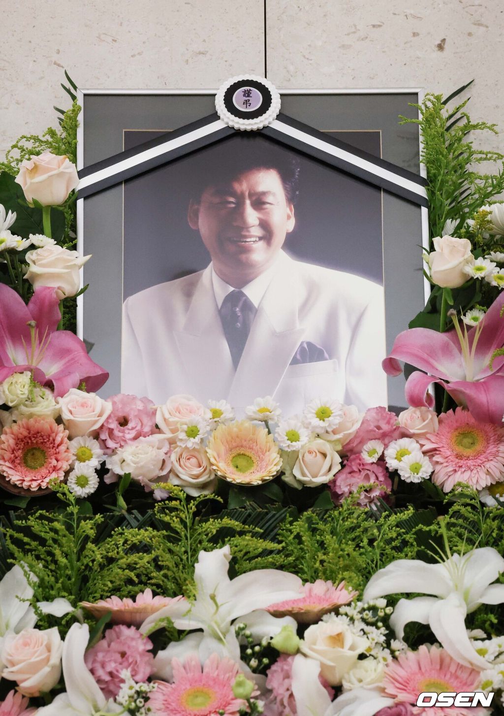 [OSEN=사진팀]故 현철(본명 강상수)의 빈소가 17일 서울 송파구 서울아산병원 장례식장 1호실에 마련됐다.현철은 지난 15일 밤 서울 광진구 혜민병원에서 숨을 거뒀다. 그는 경추 디스크 수술을 받은 후 신경 손상 등으로 요양 생활을 한 것으로 알려졌다. 향년 82세.  현철 측에 따르면 고인의 장례는 첫 대한민국가수장으로 치러질 예정이다. 18일 오전 7시 30분 영결식 후 발인식이 엄수된다. 2024.07.17 /photo@osen.co.kr