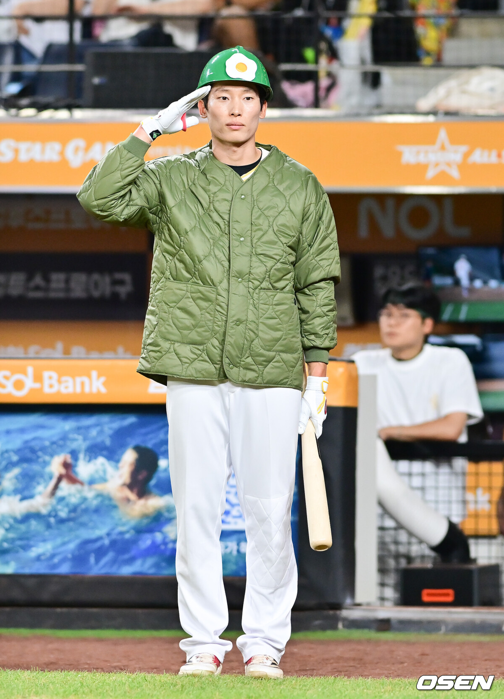 12일 오후 대전 한화생명볼파크에서 2025 신한 SOL뱅크 KBO 올스타전이 열렸다.13년 만에 대전에서 열리는 KBO 올스타전은 드림 올스타와 나눔올스타 대표로 나선 총 30명의 선수가 치열한 승부를 펼친다.8회말 김호령이 거수 경례하며 등장하고 있다. 2025.07.12 / soul1014@osen.co.kr