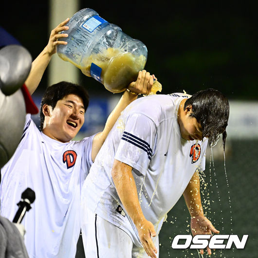 [OSEN=잠실, 지형준 기자] 이렇게 감동적인 승리가 있을까. ‘불운의 예비 FA 잠수함’ 최원준(두산 베어스)이 15전16기 끝 감격 첫 승을 신고했다. 프로야구 두산 베어스는 5일 서울 잠실구장에서 열린 2025 신한 SOL뱅크 KBO리그 KT 위즈와의 시즌 11번째 맞대결에서 6-2로 승리했다. 두산은 전날 패배 설욕과 함께 2연패에서 탈출하며 시즌 33승 3무 48패를 기록했다. 반면 최근 4연승, 토요일 9연승이 좌절된 KT는 43승 3무 39패가 됐다. 경기를 마치고 두산 곽빈이 시즌 첫 승을 거둔 최원준에 물을 뿌리고 있다. 2025.07.05 /jpnews@osen.co.kr