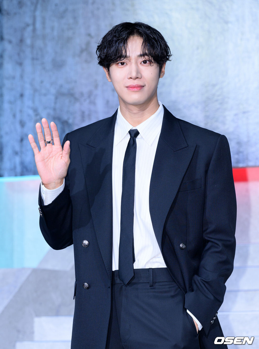 5일 서울 중구 앰배서더 서울 풀만 호텔 넷플릭스 시리즈 '광장' 제작발표회가 열렸다.스스로 아킬레스건을 자르고 광장 세계를 떠났던 ‘기준’이, 조직의 2인자였던 동생 ‘기석’의 죽음으로 11년 만에 돌아와 복수를 위해 그 배후를 파헤치는 느와르 액션이다.배우 추영우가 포토타임을 가지고 있다. 2025.06.05 /sunday@osen.co.kr