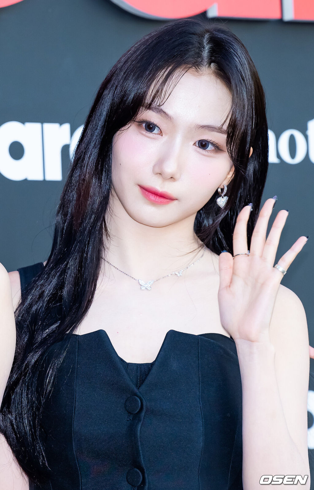 27일 오후 서울 중구 서울 신라호텔 영빈관에서 'Billboard K POWER 100' 이벤트 포토월 행사가 진행됐다. 이 행사는 빌보드 코리아의 공식 론칭을 기념하는 자리로, 한국 대중음악의 근 100년 역사를 기념하며 K-팝을 중심으로 한 한국 음악이 세계 음악 산업에 끼친 영향력을 조명하기 위해 마련됐다.케플러 서영은이 포토타임을 갖고 있다. 2024.08.27 / rumi@osen.co.kr