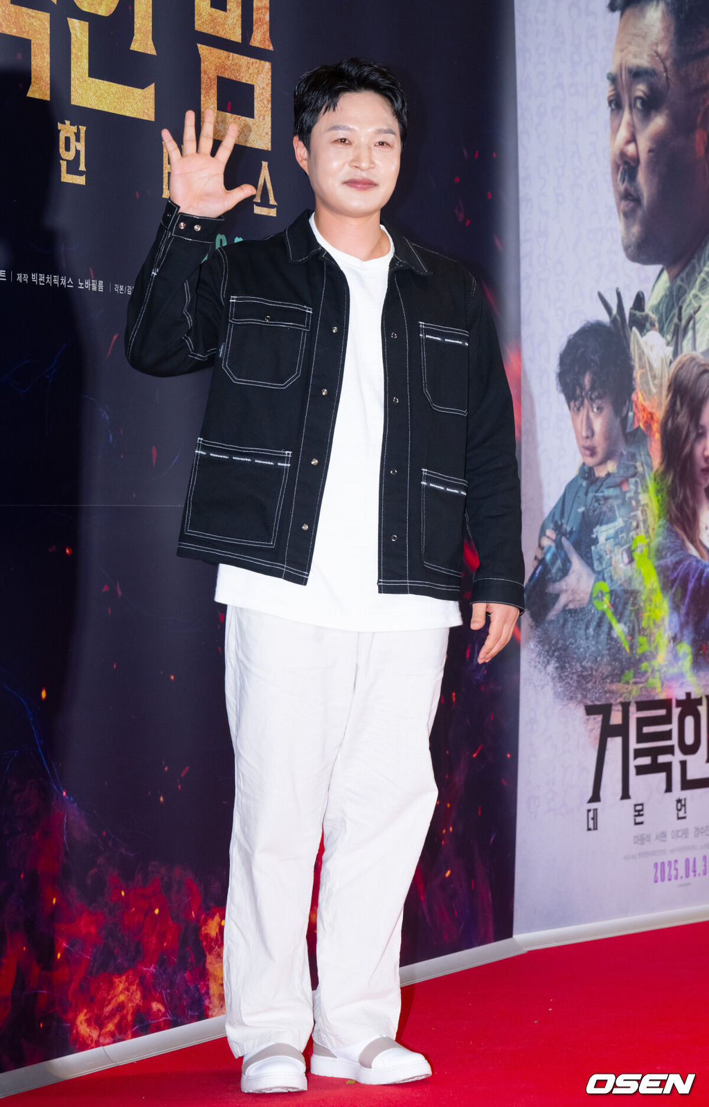 21일 서울 잠실 롯데월드타워 롯데시네마에서 영화 '거룩한 밤: 데몬 헌터스'(감독 임대희) VIP 시사회 포토월 행사가 진행됐다.'거룩한 밤: 데몬 헌터스'는 악을 숭배하는 집단에 의해 혼란에 빠진 도시, 특별한 능력을 갖춘 어둠의 해결사 '거룩한 밤' 팀 바우(마동석), 샤론(서현), 김군(이다윗)이 악의 무리를 처단하는 오컬트 액션이다.배우 이성우가 포토타임을 갖고 있다. 2025.04.21 / ksl0919@osen.co.kr