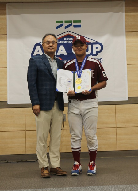 대회 MVP(최우수선수)를 수상한 매향중 정승훈. /사진=경기도야구소프트볼협회 제공