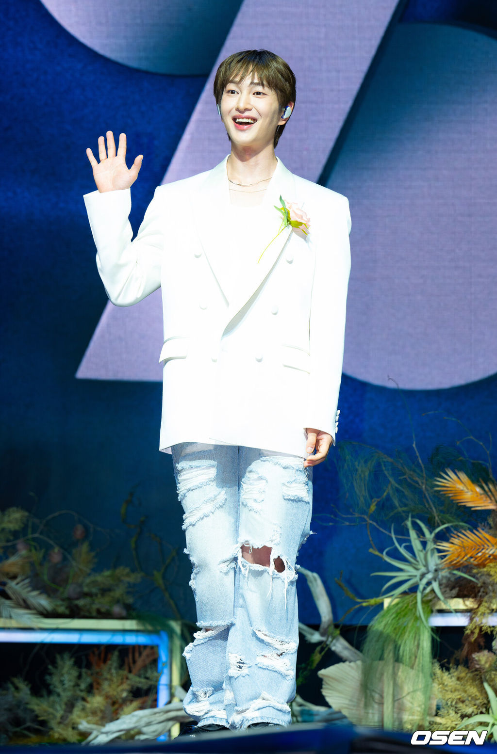 15일 오후 서울 명화라이브홀 명화라이브홀에서 샤이니 온유(ONEW)의 솔로 정규 2집 ‘PERCENT’ 발매 기념 쇼케이스가 열렸다. 앨범 ‘PERCENT’는 비워지고, 채워지며 완성되어 가는 온유만의 기록이다. 온유는 세상을 살아가며 만나는 무수한 것들과 상호 보완의 관계를 이루며 100%를 채워간다. 결코 혼자서는 완전할 수 없지만, 불완전한 존재들 역시 그 자체로 아름답다는 믿음이 담겼다. 온유가 곡 작업 전반에 직접 참여해 진화된 음악적 역량을 입증한다.샤이니 온유가 포즈를 취하고 있다. 2025.07.15 / ksl0919@osen.co.kr  