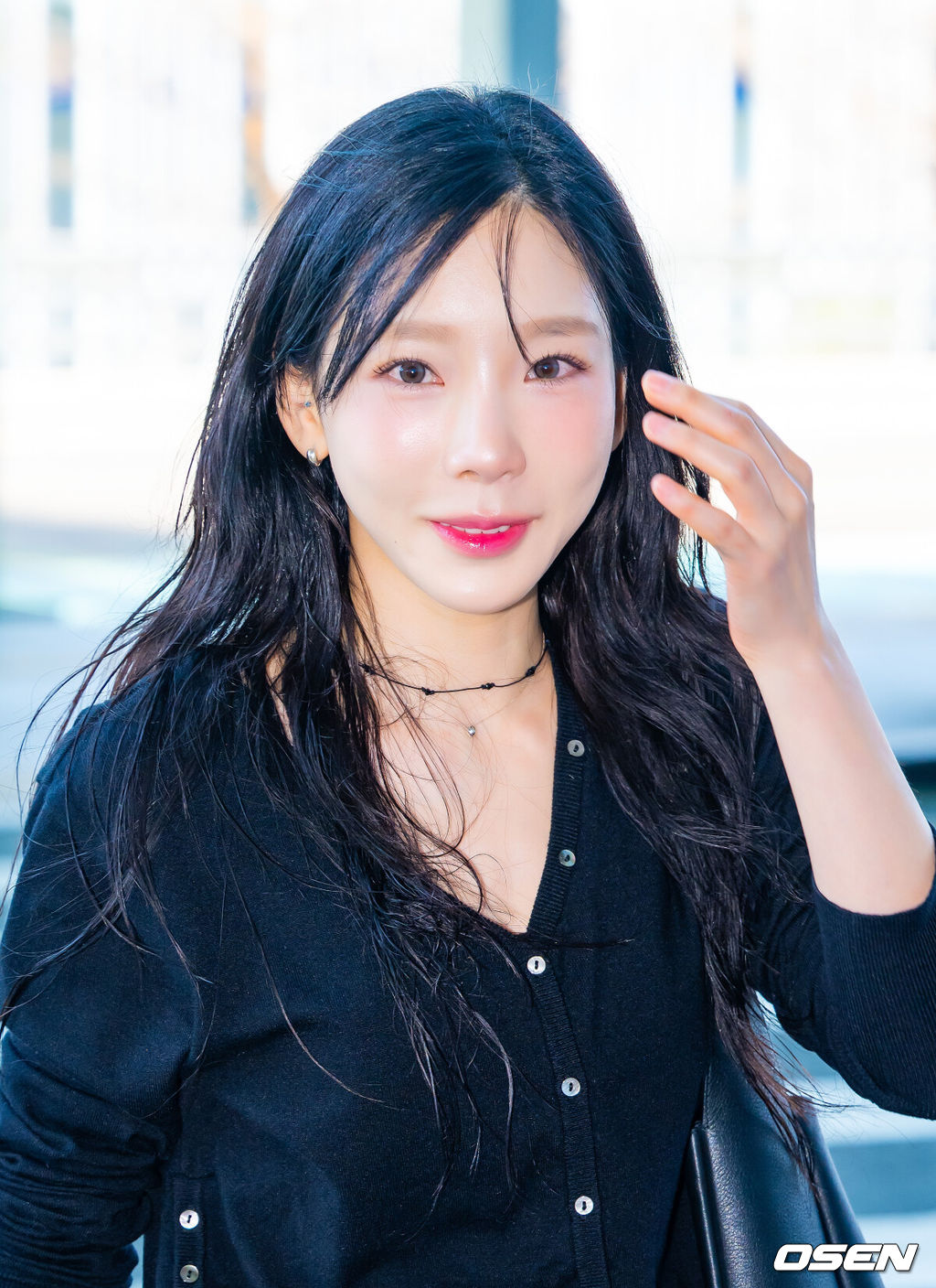 소녀시대 태연이 11일 오후 해외 일정을 위해 인천국제공항을 통해 출국했다.태연은 이날 해외 콘서트 일정을 위해 자카르타로 출국했다.태연이 출국장으로 향하며 인사를 하고 있다. 2025.04.11 / rumi@osen.co.kr