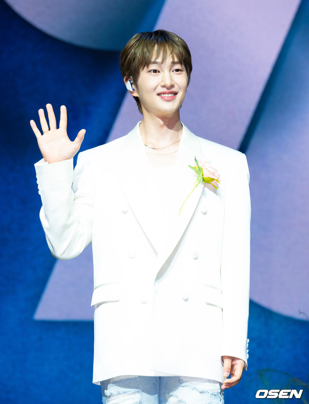 15일 오후 서울 영등포구 명화라이브홀에서 샤이니 온유(ONEW)의 솔로 정규 2집 ‘PERCENT’ 발매 기념 쇼케이스가 열렸다. 앨범 ‘PERCENT’는 비워지고, 채워지며 완성되어 가는 온유만의 기록이다. 온유는 세상을 살아가며 만나는 무수한 것들과 상호 보완의 관계를 이루며 100%를 채워간다. 결코 혼자서는 완전할 수 없지만, 불완전한 존재들 역시 그 자체로 아름답다는 믿음이 담겼다. 온유가 곡 작업 전반에 직접 참여해 진화된 음악적 역량을 입증한다.샤이니 온유가 포즈를 취하고 있다. 2025.07.15 / ksl0919@osen.co.kr