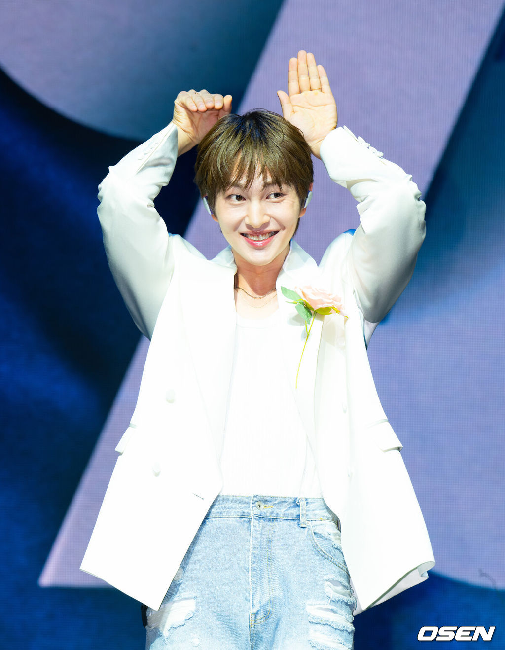 15일 오후 서울 명화라이브홀 명화라이브홀에서 샤이니 온유(ONEW)의 솔로 정규 2집 ‘PERCENT’ 발매 기념 쇼케이스가 열렸다. 앨범 ‘PERCENT’는 비워지고, 채워지며 완성되어 가는 온유만의 기록이다. 온유는 세상을 살아가며 만나는 무수한 것들과 상호 보완의 관계를 이루며 100%를 채워간다. 결코 혼자서는 완전할 수 없지만, 불완전한 존재들 역시 그 자체로 아름답다는 믿음이 담겼다. 온유가 곡 작업 전반에 직접 참여해 진화된 음악적 역량을 입증한다.샤이니 온유가 포즈를 취하고 있다. 2025.07.15 / ksl0919@osen.co.kr