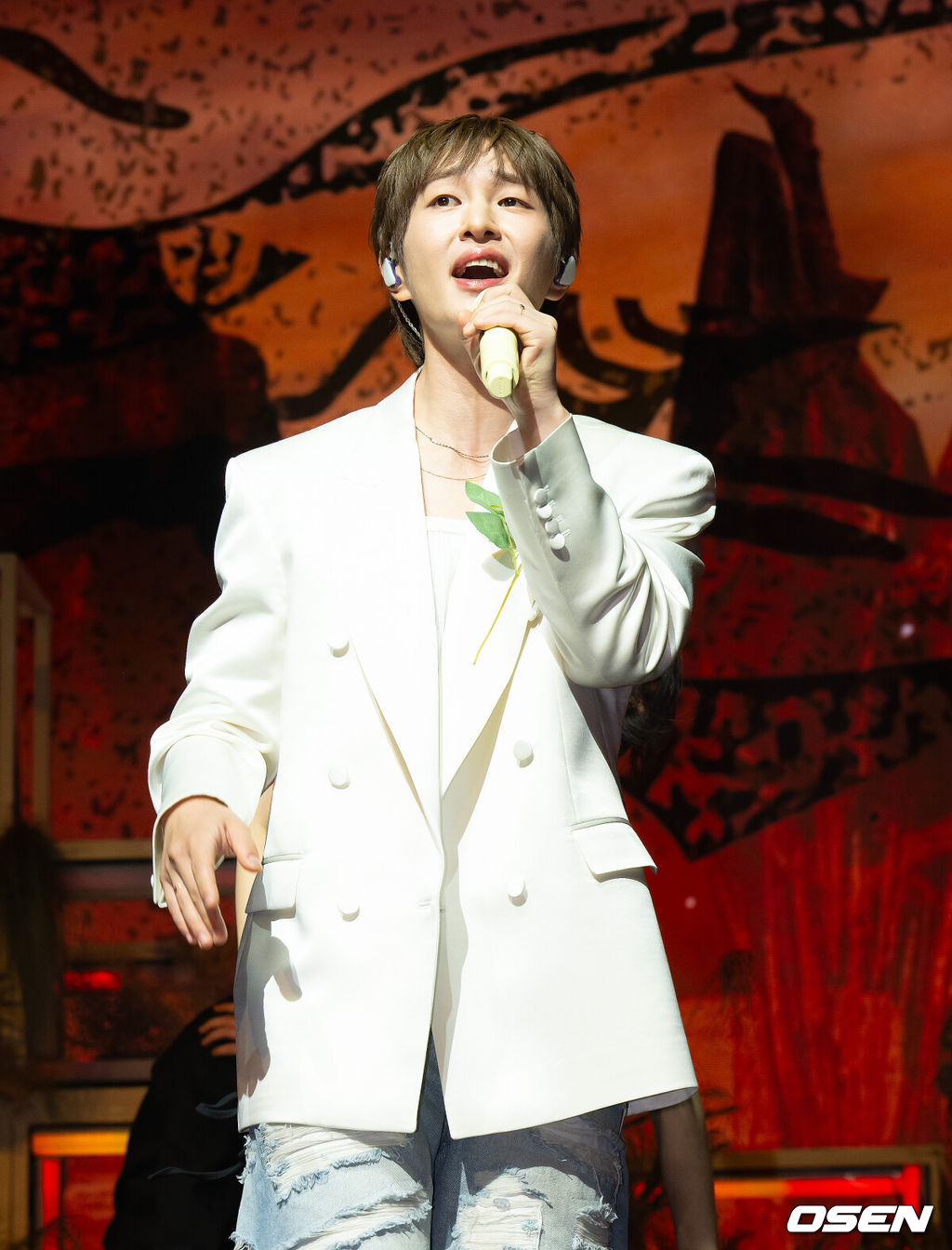 15일 오후 서울 영등포구 명화라이브홀에서 샤이니 온유(ONEW)의 솔로 정규 2집 ‘PERCENT’ 발매 기념 쇼케이스가 열렸다. 앨범 ‘PERCENT’는 비워지고, 채워지며 완성되어 가는 온유만의 기록이다. 온유는 세상을 살아가며 만나는 무수한 것들과 상호 보완의 관계를 이루며 100%를 채워간다. 결코 혼자서는 완전할 수 없지만, 불완전한 존재들 역시 그 자체로 아름답다는 믿음이 담겼다. 온유가 곡 작업 전반에 직접 참여해 진화된 음악적 역량을 입증한다.샤이니 온유가 멋진 공연을 펼치고 있다. 2025.07.15 / ksl0919@osen.co.kr