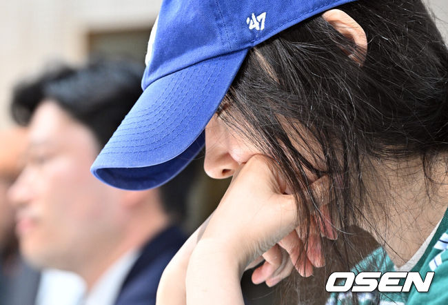 [OSEN=조은정 기자]하이브 산하 레이블 어도어의 대표 민희진이 25일 오후 서울 서초구 한국컨퍼런스센터에서 경영원 탈취 시도 의혹 관련 긴급기자회견을 열었다.앞서 하이브는 민희진 대표가 뉴진스를 데리고 본사로부터 독립하려 한다는 제보를 받아 관련 증거 수집에 나섰다. 하이브는 A 씨 등 어도어 경영진이 대외비인 계약서를 유출하고, 하이브가 보유하고 있는 어도어 주식을 팔도록 유도했다는 정황을 포착해 감사권을 발동했으며 A 씨가 하이브 내부 정보를 어도어에 넘긴 것으로도 파악했다. 이와 관련, 민희진 대표는 공식입장을 통해 '아일릿의 뉴진스 카피 사태'에 문제를 제기하자 하이브로부터 해임 통보를 받은 것이라고 반박했다.민희진 대표가 입장 발표 전 생각에 잠겨있다. 2024.04.25 /cej@osen.co.kr