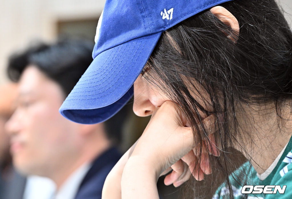 하이브 산하 레이블 어도어의 대표 민희진이 25일 오후 서울 서초구 한국컨퍼런스센터에서 경영원 탈취 시도 의혹 관련 긴급기자회견을 열었다.앞서 하이브는 민희진 대표가 뉴진스를 데리고 본사로부터 독립하려 한다는 제보를 받아 관련 증거 수집에 나섰다. 하이브는 A 씨 등 어도어 경영진이 대외비인 계약서를 유출하고, 하이브가 보유하고 있는 어도어 주식을 팔도록 유도했다는 정황을 포착해 감사권을 발동했으며 A 씨가 하이브 내부 정보를 어도어에 넘긴 것으로도 파악했다. 이와 관련, 민희진 대표는 공식입장을 통해 '아일릿의 뉴진스 카피 사태'에 문제를 제기하자 하이브로부터 해임 통보를 받은 것이라고 반박했다.민희진 대표가 입장 발표 전 생각에 잠겨있다. 2024.04.25 /cej@osen.co.kr