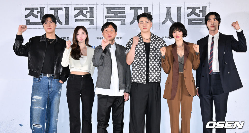 영화 ‘전지적 독자 시점(이하 전독시)’(감독 김병우, 전독시) 언론시사 및 기자간담회가 15일 서울 강남구 메가박스 코엑스에서 열렸다.동명의 인기 웹툰을 원작으로 한 영화 ‘전독시’는 10년 이상 연재된 소설이 완결된 날 소설 속 세계가 현실이 되어 버리고, 유일한 독자였던 김독자(안효섭 분)가 소설의 주인공 유중혁(이민호 분) 그리고 동료들과 함께 멸망한 세계에서 살아남기 위한 판타지 액션물. 7월 23일 개봉.배우 이민호, 채수빈, 김병우 감독, 신승호, 나나, 안효섭이 포즈를 취하고 있다. 2025.07.15 /cej@osen.co.kr