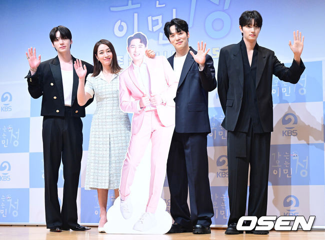 [OSEN=최규한 기자] 16일 오전 서울 여의도 KBS 아트홀에서 KBS 2TV 신규 예능 ‘가는정 오는정 이민정’(이하 ‘가오정’) 제작발표회가 열렸다.‘가오정’은 시골마을에 생필품을 실은 이동식 편의점을 배달하고 하룻밤을 보내며 다양한 이야기를 나눠보는 프로그램. 이민정이 메인 호스트로 나서며 붐, 안재현, 김정현, 김재원이 고정 멤버로 합류했다.배우 안재현, 이민정, 김재원, 김정현(왼쪽부터)이 포토타임을 하고 있다. 2025.05.16 / dreamer@osen.co.kr