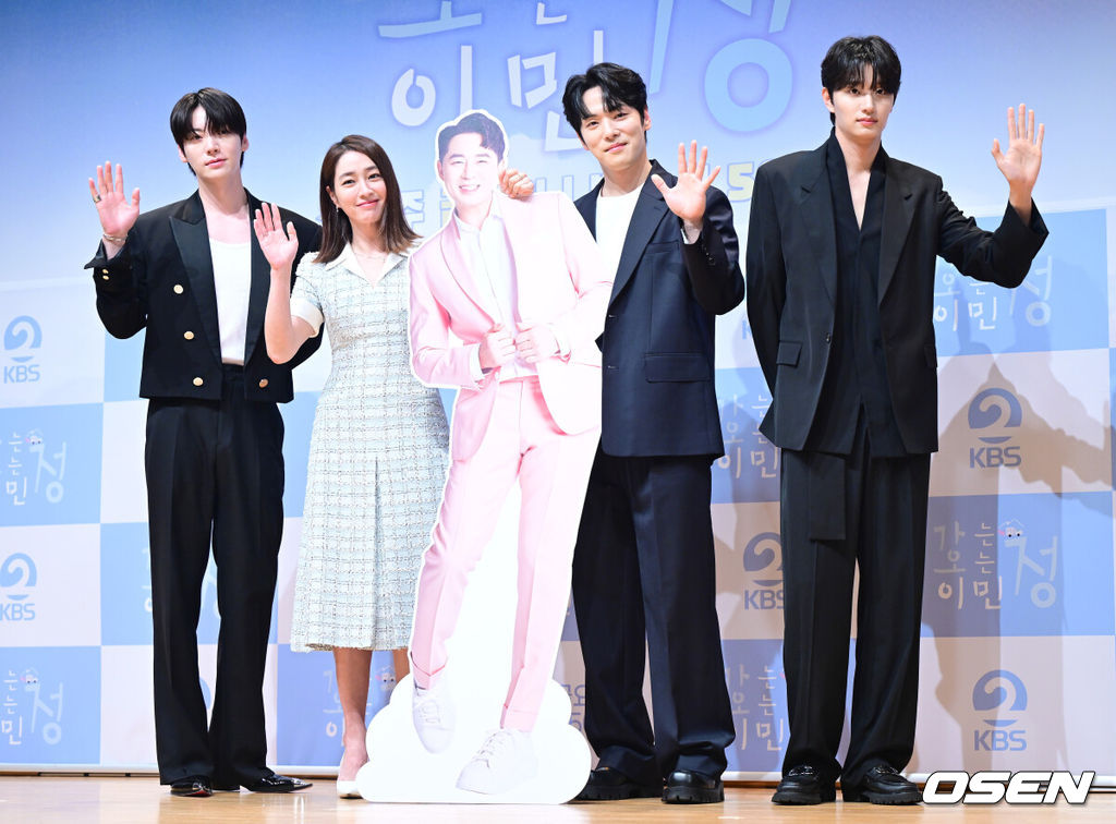 16일 오전 서울 여의도 KBS 아트홀에서 KBS 2TV 신규 예능 ‘가는정 오는정 이민정’(이하 ‘가오정’) 제작발표회가 열렸다.‘가오정’은 시골마을에 생필품을 실은 이동식 편의점을 배달하고 하룻밤을 보내며 다양한 이야기를 나눠보는 프로그램. 이민정이 메인 호스트로 나서며 붐, 안재현, 김정현, 김재원이 고정 멤버로 합류했다.배우 안재현, 이민정, 김재원, 김정현(왼쪽부터)이 포토타임을 하고 있다. 2025.05.16 / dreamer@osen.co.kr